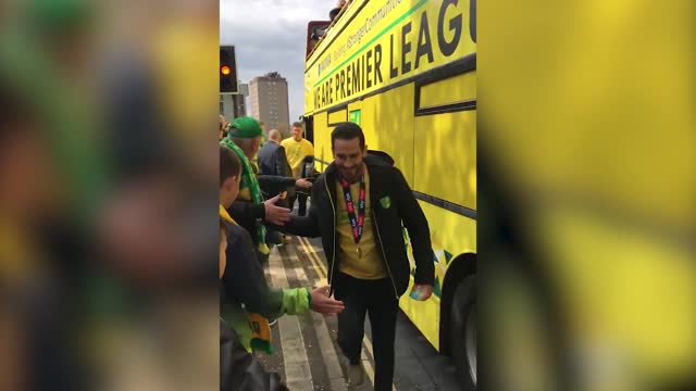 Игроки «Норвича» толкали автобус, сломавшийся во время парада
