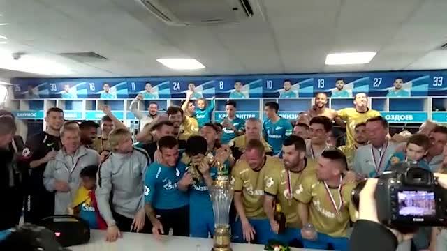 Чемпионская раздевалка «Зенита» после победы над ЦСКА