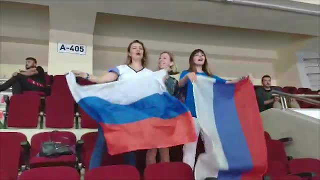 Российские болельщицы на матче с Японией
