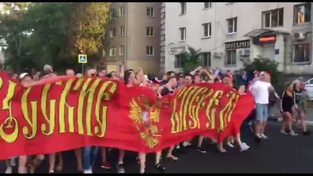 Проход фанатов сборной России в Нижнем Новгороде
