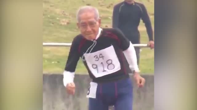 102-летний мужчина принял участие в легкоатлетическом забеге