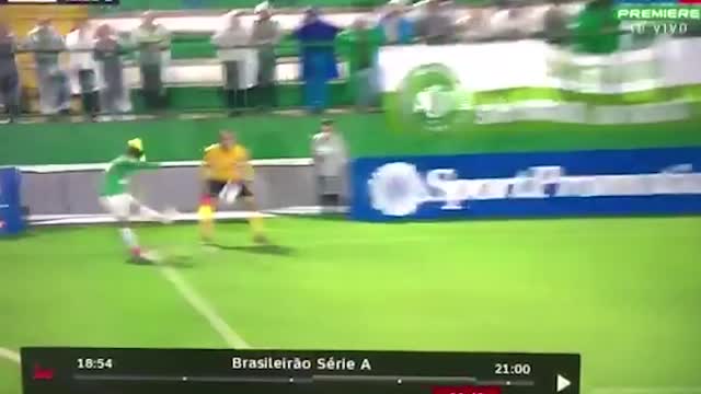 Мистический полет мяча в матче чемпионата Бразилии