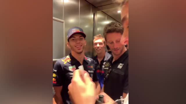 Квят и другие гонщики Формулы-1 застряли в лифте