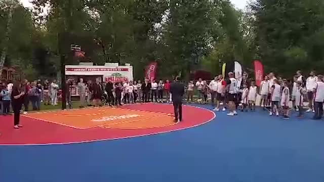Овечкин и Фридзон сыграли в баскетбол с детьми