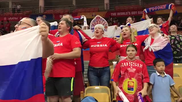 Болельщики сборной поют гимн России