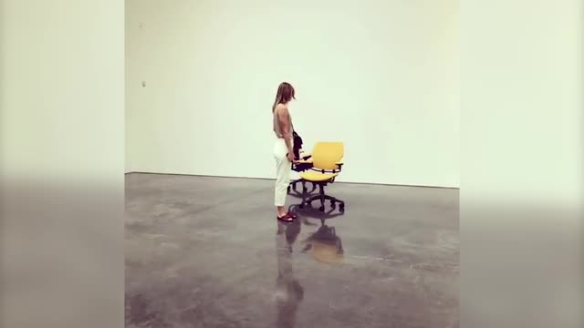 Мария Шарапова тренирует офисное кресло на колёсиках