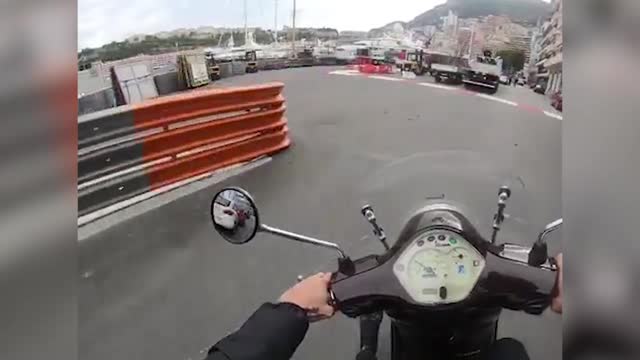 Риккардо на мотороллере едет по трассе в Монте-Карло