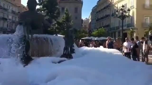 Фанаты «Аякса» превратили фонтан в Валенсии в пенную ванну