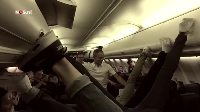 Голландские гимнастки «зажигают» прямо в самолёте