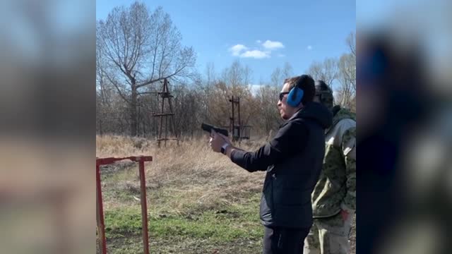 Чемпион мира по лёгкой атлетике Сергей Шубенков учится стрелять