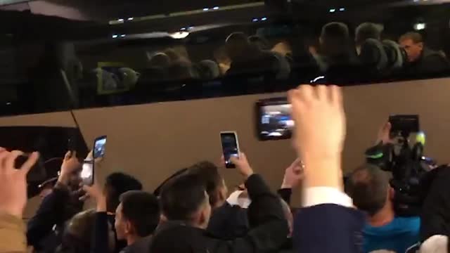 Фаны «Юве» встречают автобус с игроками в Шереметьево