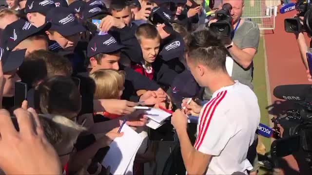 Головина окружила толпа фанатов на тренировке сборной в Сочи