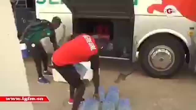Мане помог тренеру сборной Сенегала отнести бутылки с водой