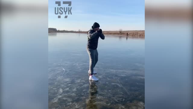 Александр Усик тренируется на тонком льду