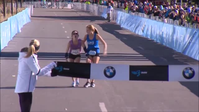 Подросток дотащила бегунью до финиша марафона и дала ей победить