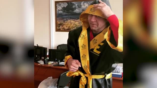 Емельяненко показал халат, в котором выйдет на бой с Кокляевым