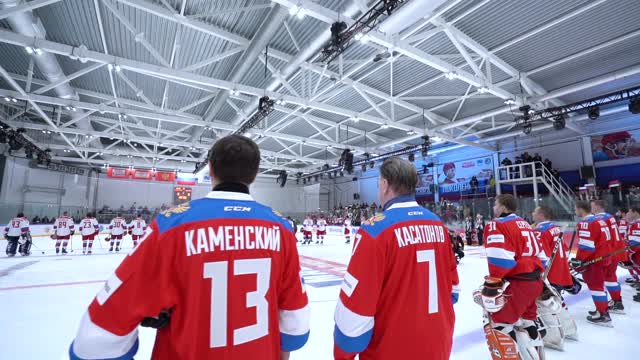 Легенды хоккея сыграли в матче «Связь поколений»
