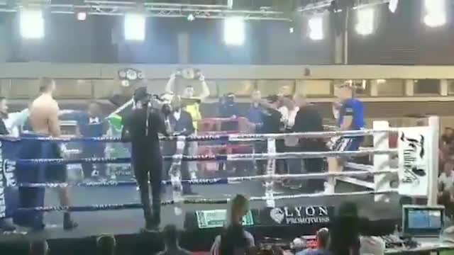 Боксёр вывалился из ринга перед боем, и поединок отменили
