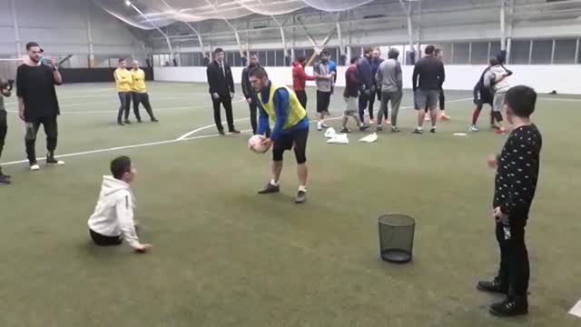 Хабиб поиграл в футбол с мальчиком, родившимся без ног
