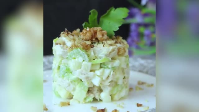 Как готовить диетический салат с курицей и яблоками?