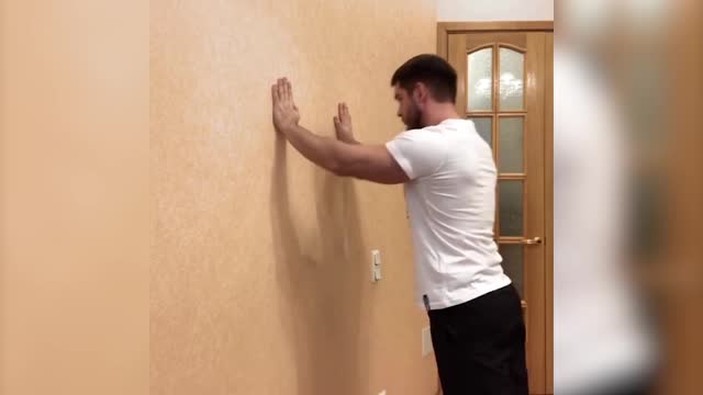 Как правильно делать разгибание рук от стены?
