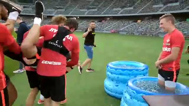 Футболисты «Спартака» купают тренера по физподготовке в бассейне
