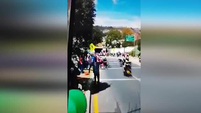 Победитель «Тур де Франс» упал в толпу на чемпионате Колумбии