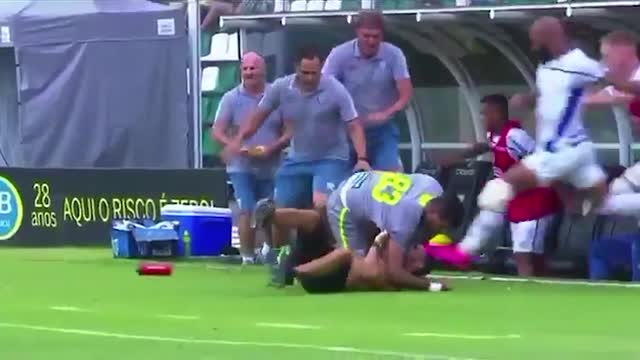 Бразильский игрок ударил фаната ногой по голове
