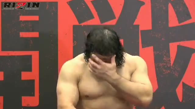 46-летний японский боец MMA Шрек расплакался из-за поражения