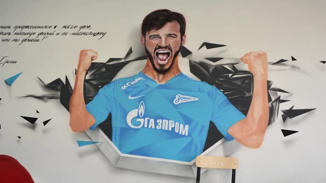 Как рисовали Ерохина на стене вуза в Барнауле