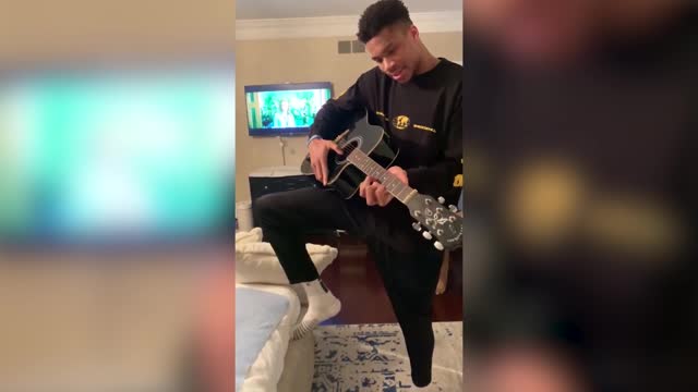 MVP НБА Яннис Адетокунбо осваивает гитару. Узнали мелодию?