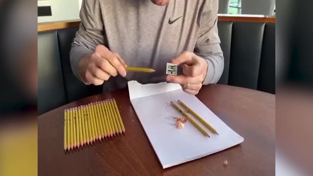 Милнер точит карандаши