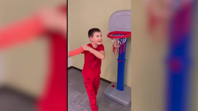 Артём Дзюба играет с сыновьями в баскетбол