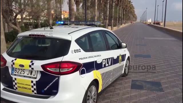 Полиция в Валенсии просит всех вернуться домой