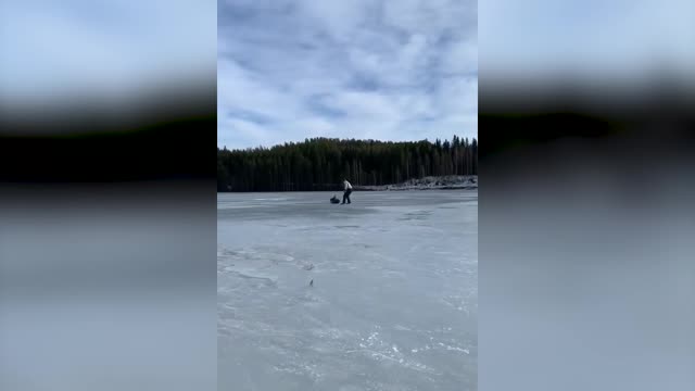 Хартикайнен прокатил сына на ледянке по льду на озере