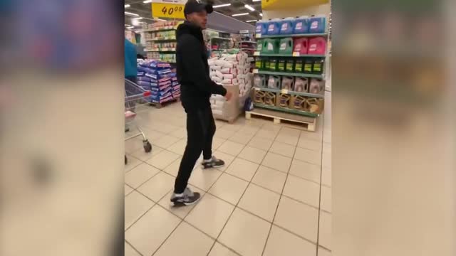 Игрок «Уфы» почеканил рулон туалетной бумаги в супермаркете