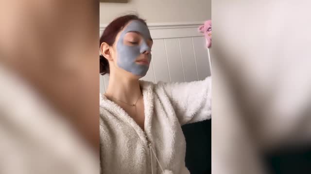 Медведева нанесла косметическую маску и опрыснула лицо