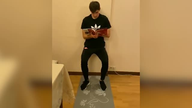 Бакаев занимается и читает одновременно