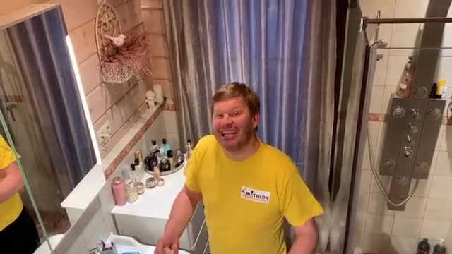 Губерниев спел песню в ванной, призвав всех мыть руки