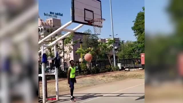 Остроумный трюк с двумя мячами на баскетбольной площадке