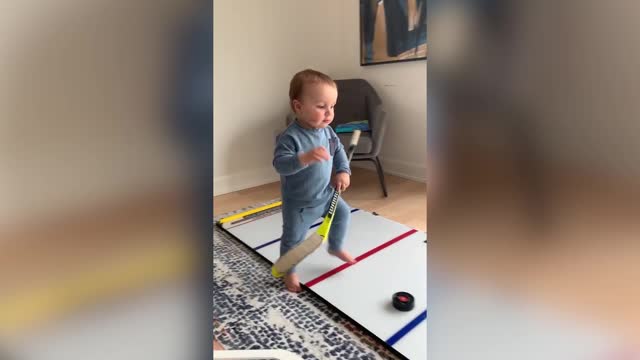 Анисимов учит сына играть в хоккей