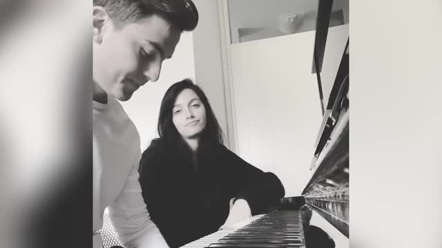 Дибала сыграл на пианино песню своей девушки