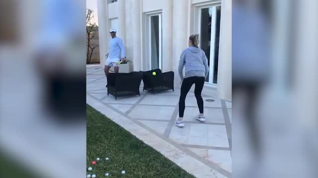 Рафаэль Надаль устроил с сестрой домашний теннис через кресла