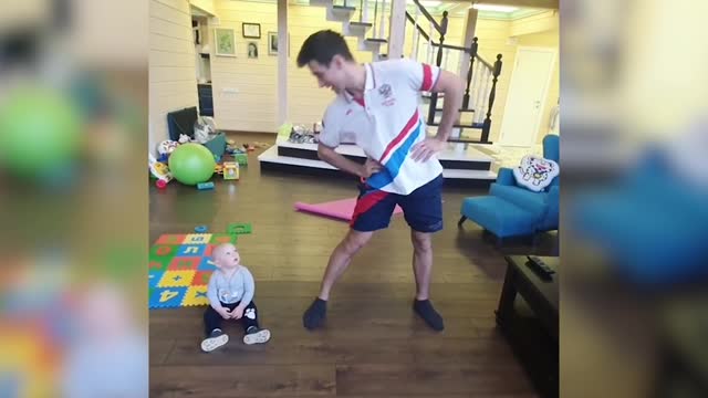 Маленький сын Бобровой тренируется с отцом
