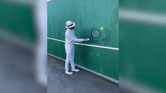 Федерер показывает упражнение в стильной шляпе