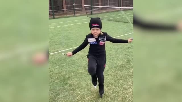 Плющенко и его 7-летний сын попрыгали на коньках со скакалками