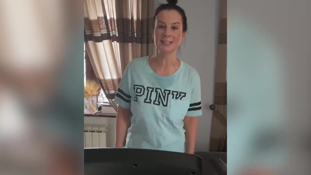 Ведущая Первого канала поделилась видео домашней тренировки