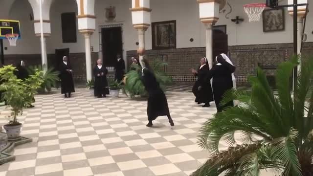 Монахини из Севильи играют в баскетбол