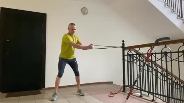 Ларионов показал комплекс упражнений для домашней тренировки