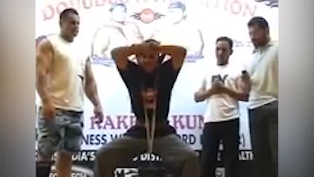 Индиец поднял 75 кг одними ушами! И обновил свой же рекорд